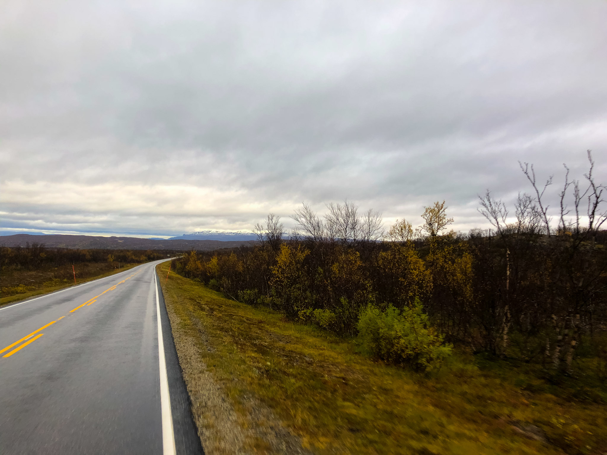 erster, schneebedeckter Berg