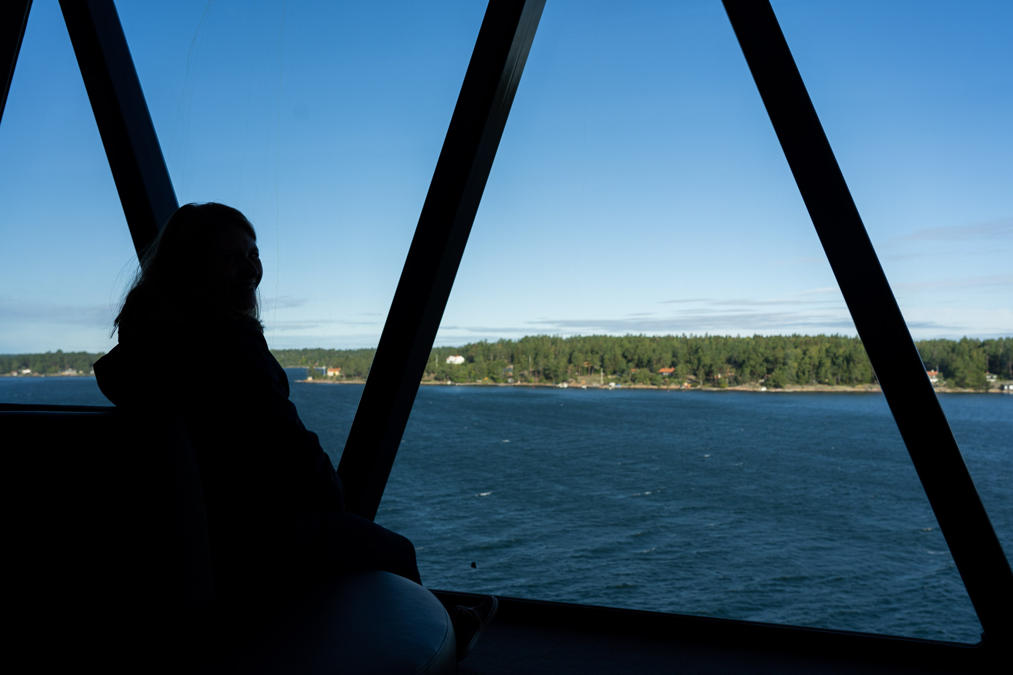 Andrea guckt aus dem Fenster