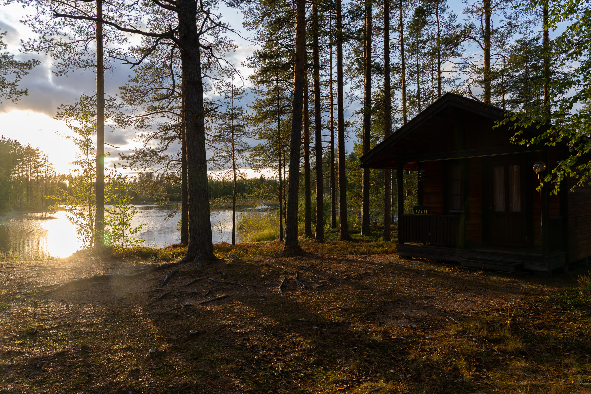 Sonnenuntergang neben Holzhäuschen
