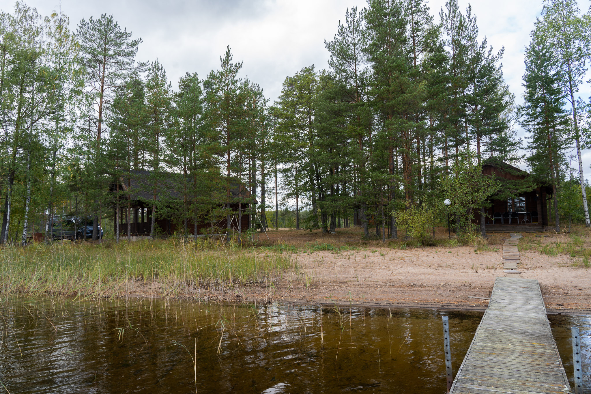Wohnhaus (l) und Sauna (r)