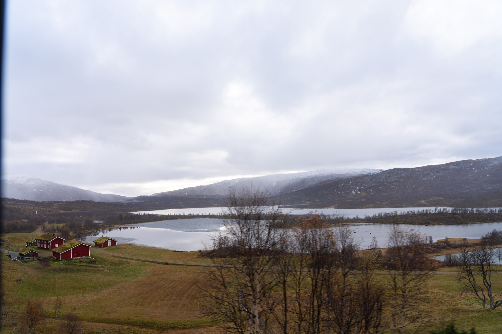 halb zugefrorene Seen