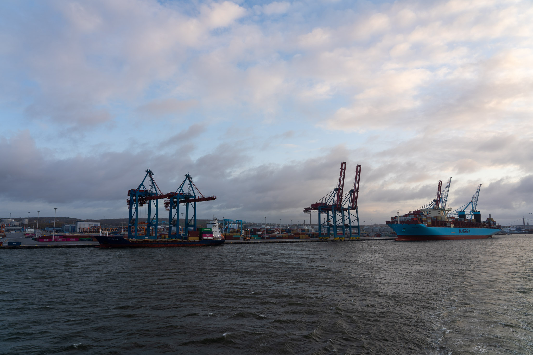 im kleinen Frachthafen