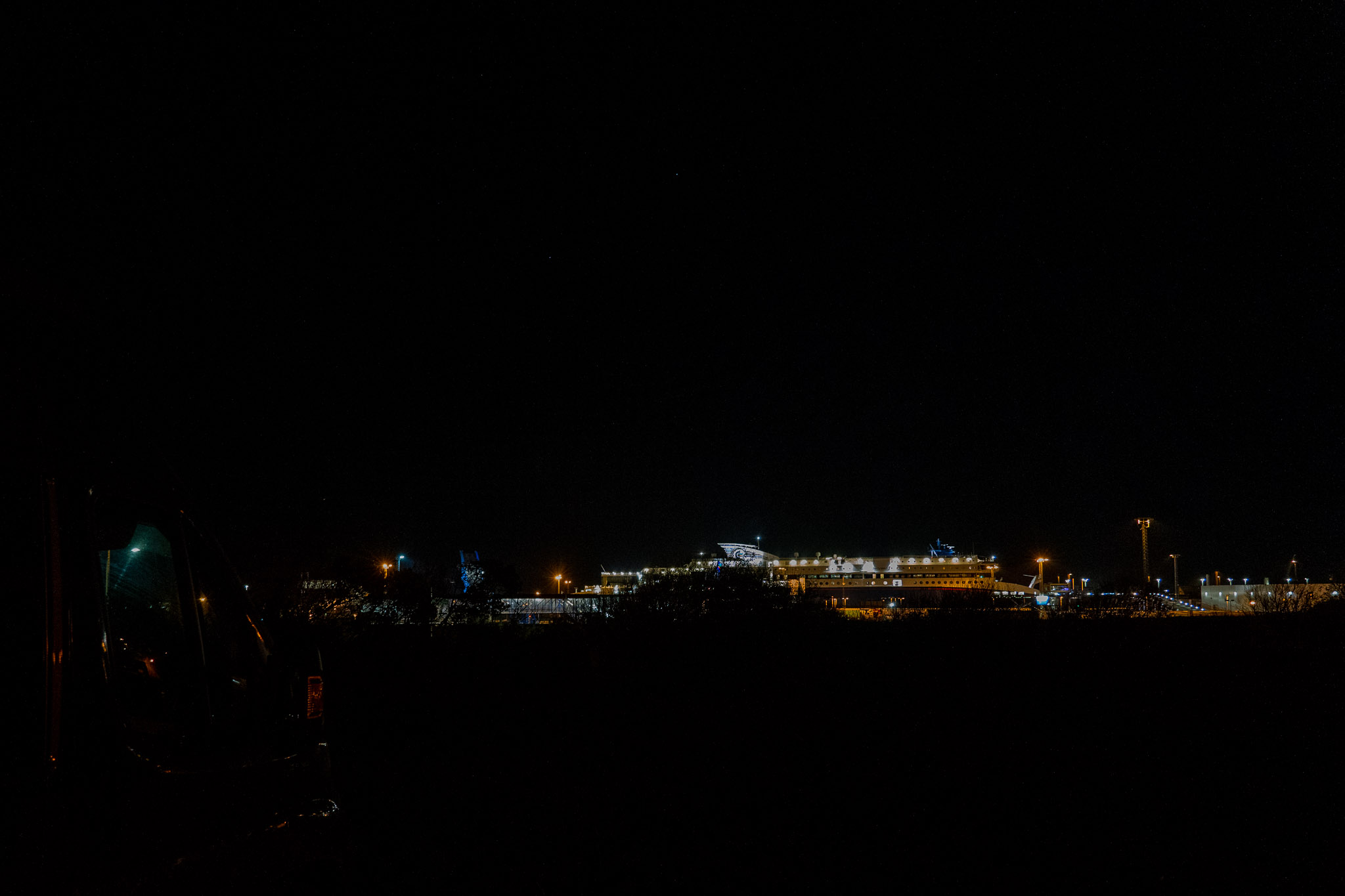 Hirvigo schaut den Fähren zu