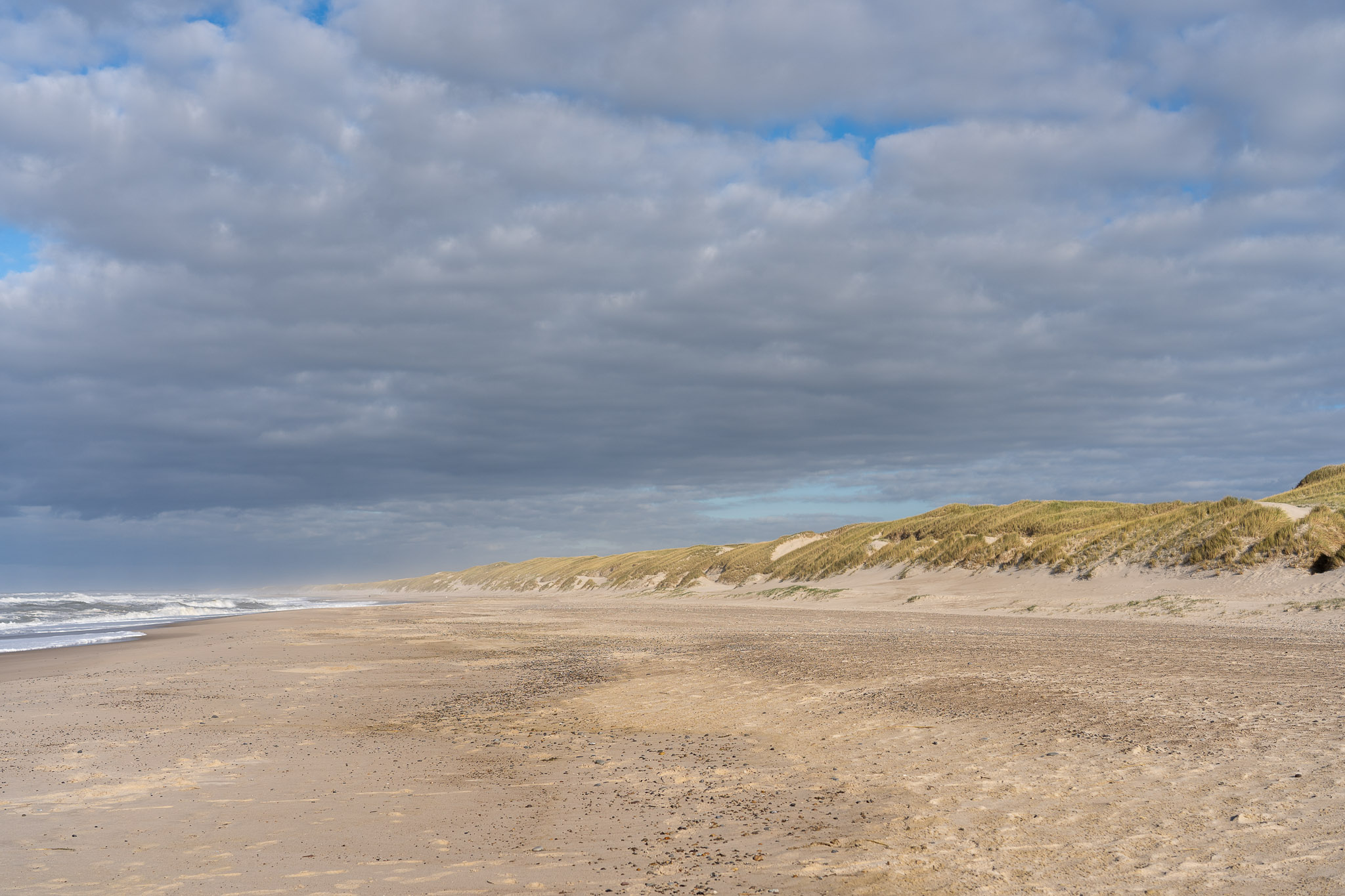 breiter Sandstrand entlang der Westküste