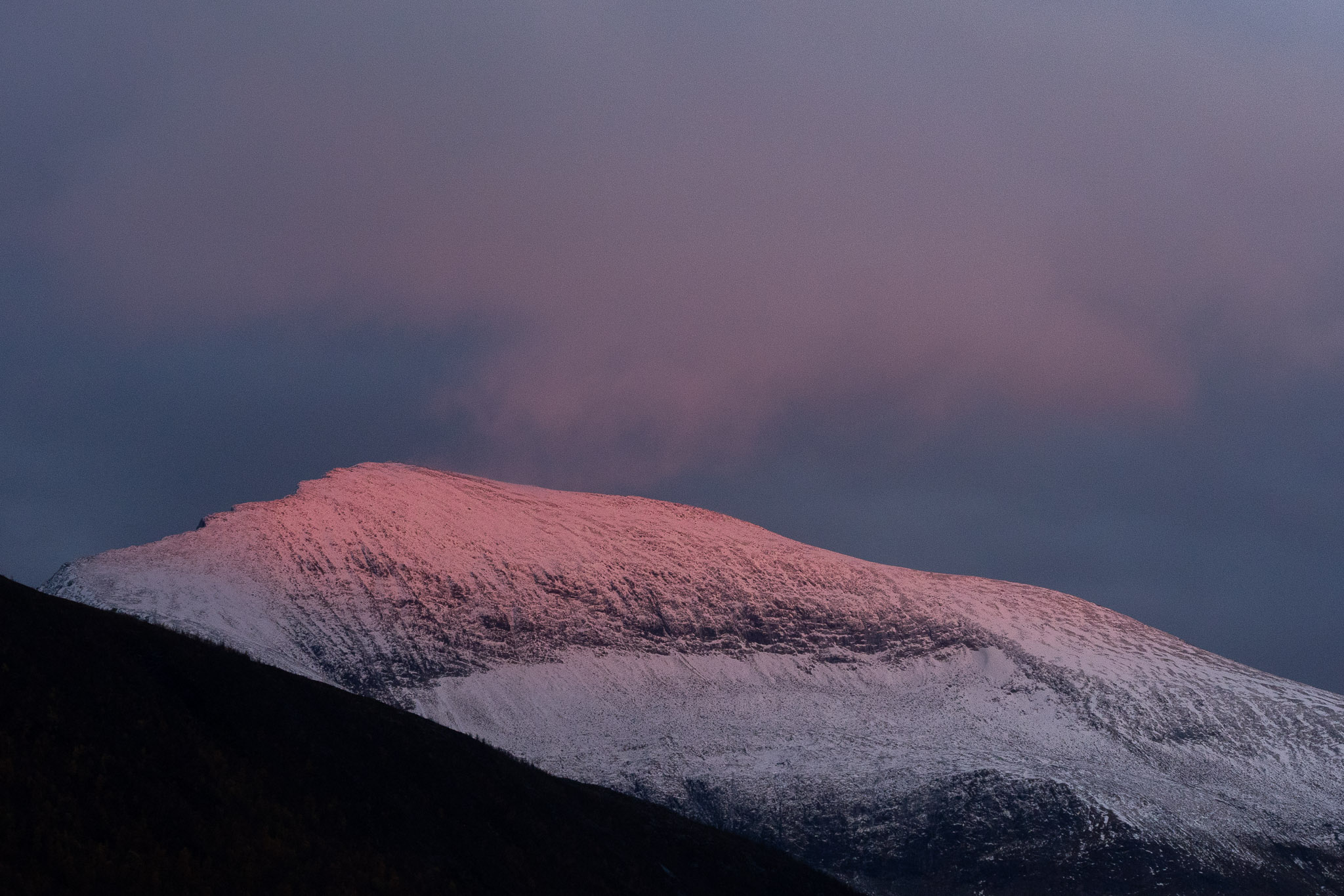 Sogar die Berge im Osten leuchten rot